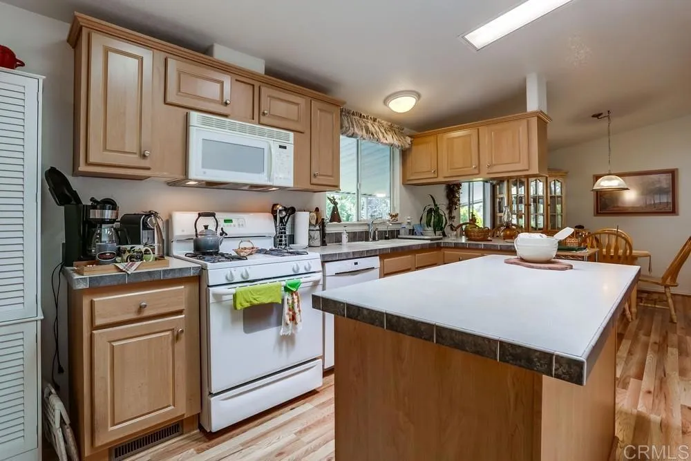 https://cdn.realtyfeed.com/cdn/127/306572776/b8c19b301fd09da027e46e0ce3780c3a.webp