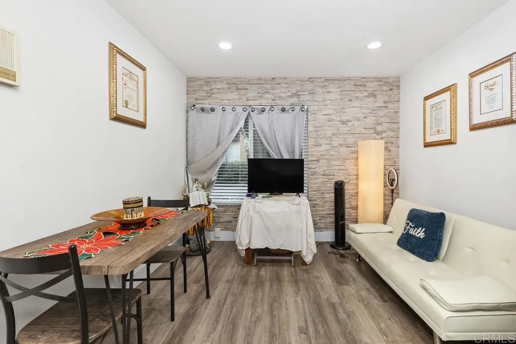 https://cdn.realtyfeed.com/cdn/127/306572841/04926fd5777c5b9b4d3c26cdef8f864c.webp