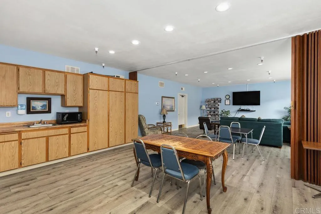https://cdn.realtyfeed.com/cdn/127/306572841/b2d5ecab877d0e724b07d67b1f4cf589.webp
