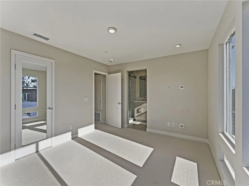 https://cdn.realtyfeed.com/cdn/127/306573095/6877e50d5cca6577bf03ace914372585.webp