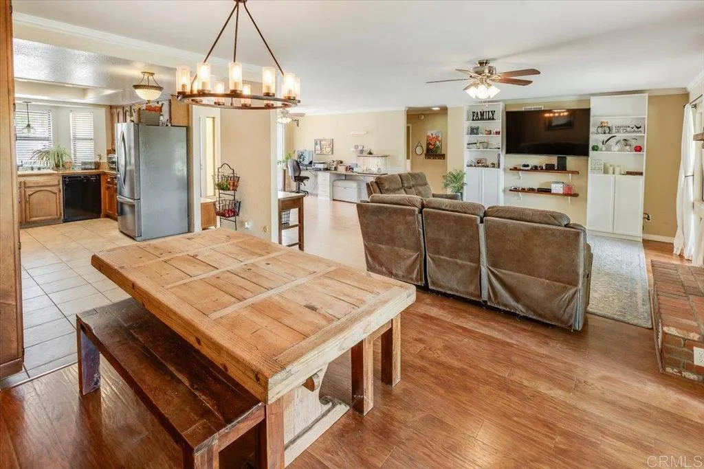 https://cdn.realtyfeed.com/cdn/127/306573202/f7ffab7dc332b0d648fd33d7e9247d04.webp
