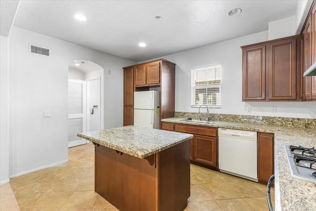 https://cdn.realtyfeed.com/cdn/127/306573672/c72461926eeca441f8ed06b1a5d8c0d1.webp