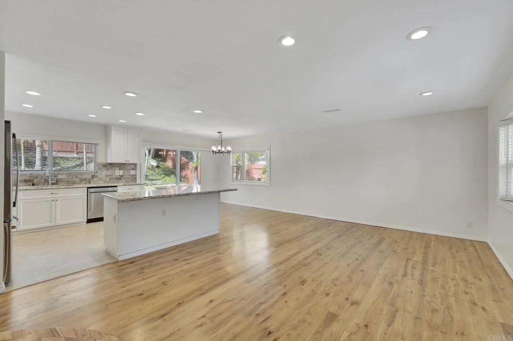 https://cdn.realtyfeed.com/cdn/127/306573975/43cfa450d1b602c4f831caaa7aa15e45.webp