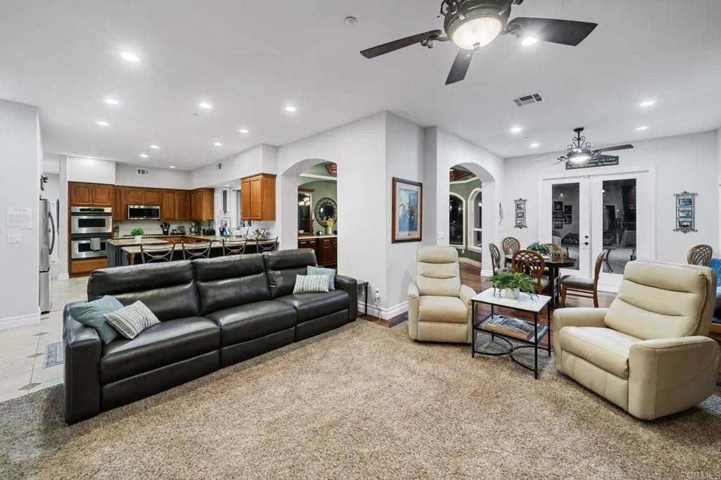 https://cdn.realtyfeed.com/cdn/127/306574175/b1cea54b841fadfb9ed5455ae275eff8.webp