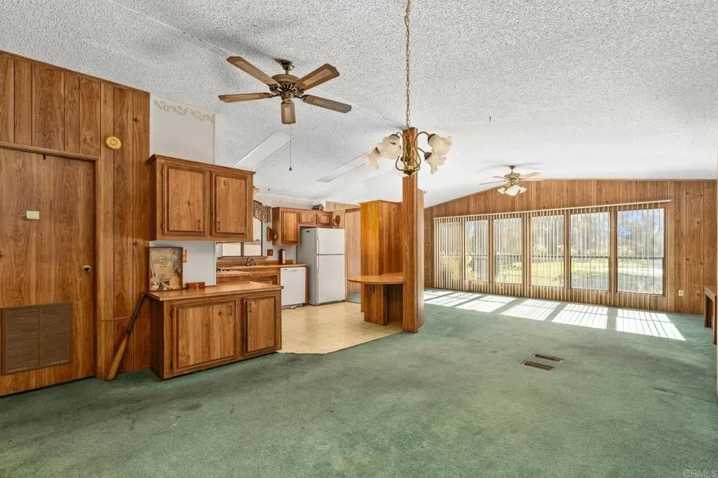 https://cdn.realtyfeed.com/cdn/127/306574326/798c79057c866576ef963f93124b2d27.webp