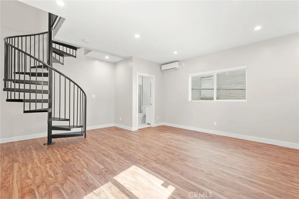 Los Angeles, CA 90011