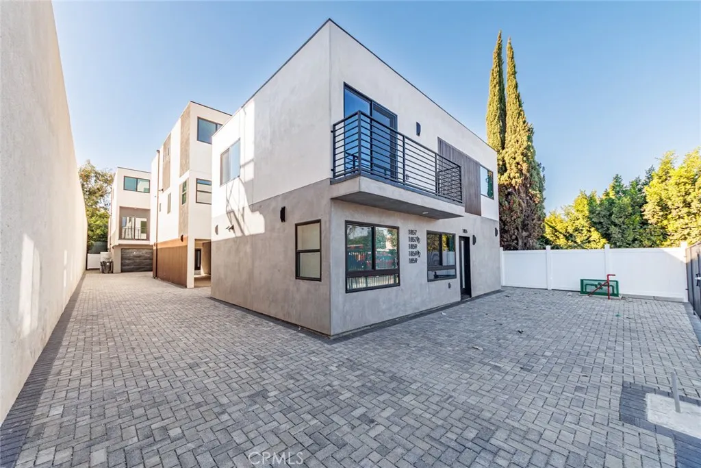 Los Angeles, CA 90019