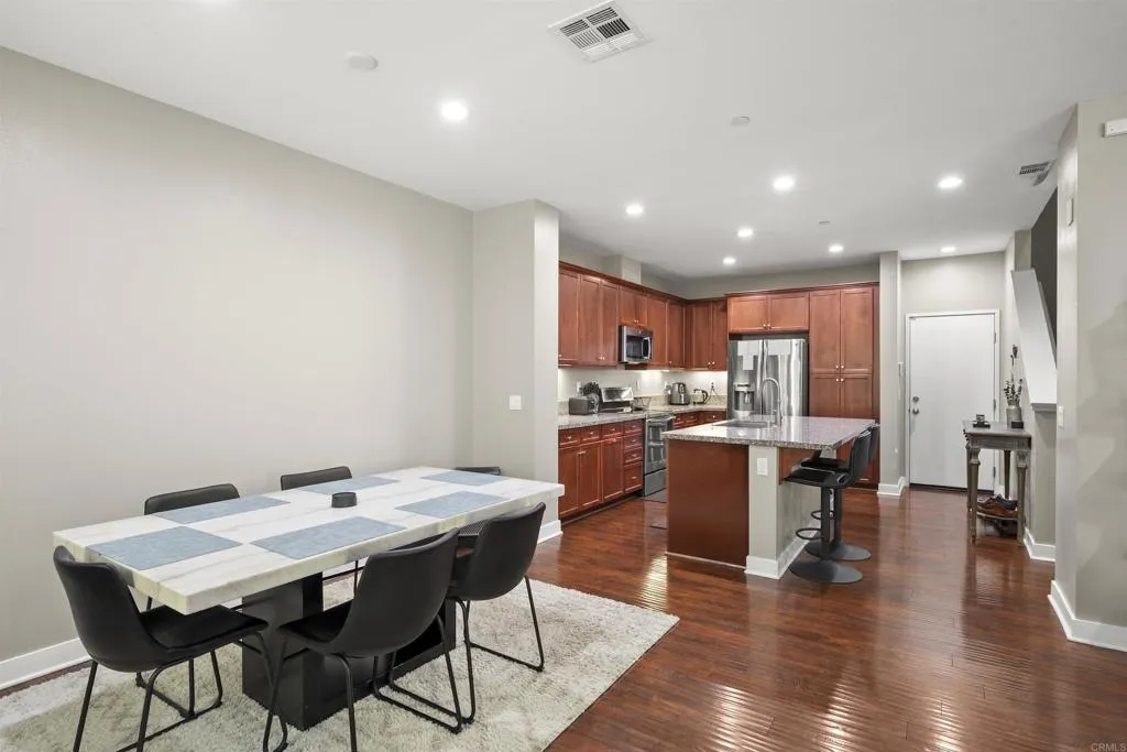 https://cdn.realtyfeed.com/cdn/127/306579837/77d5e94d40aa95990b53cdf4b7bd1a36.webp