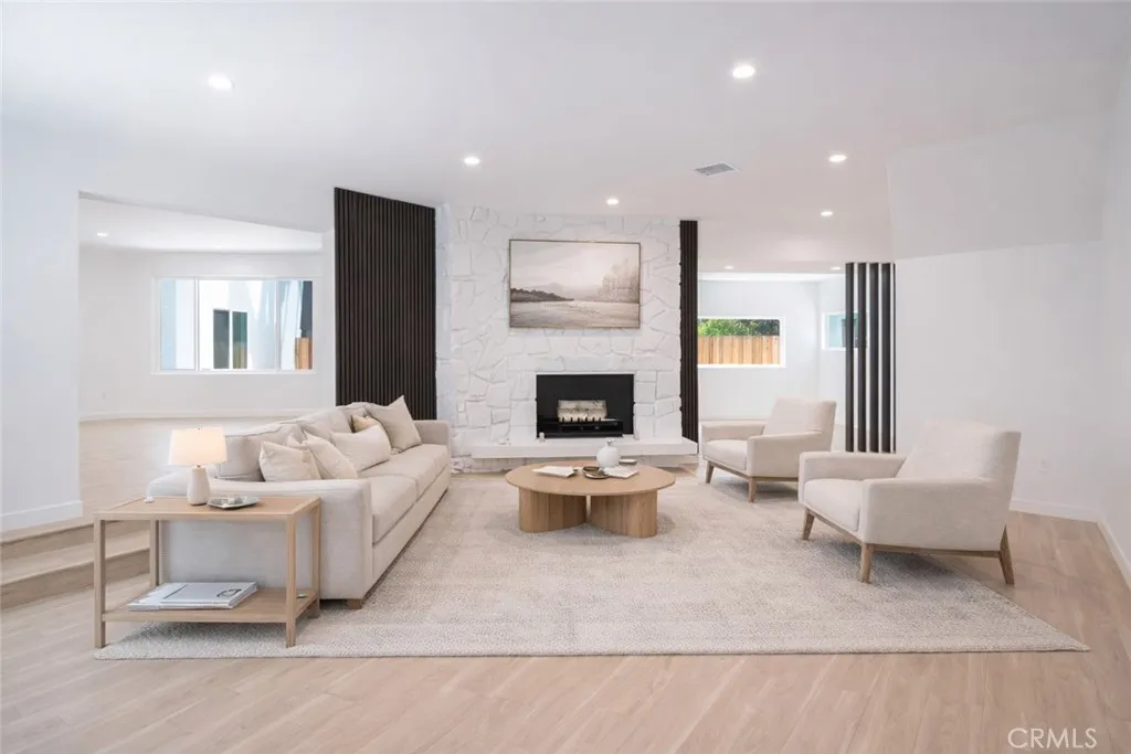 Los Angeles, CA 90046