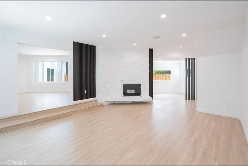 Los Angeles, CA 90046