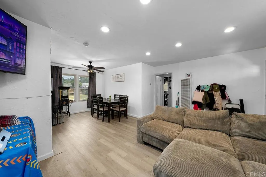 https://cdn.realtyfeed.com/cdn/127/306579947/8de52878711092594932df21986360af.webp