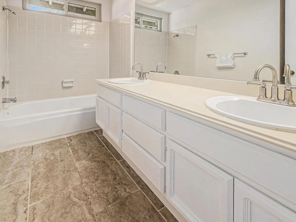 https://cdn.realtyfeed.com/cdn/127/306581054/731ca1ce3c72c843998a836ea134c145.webp