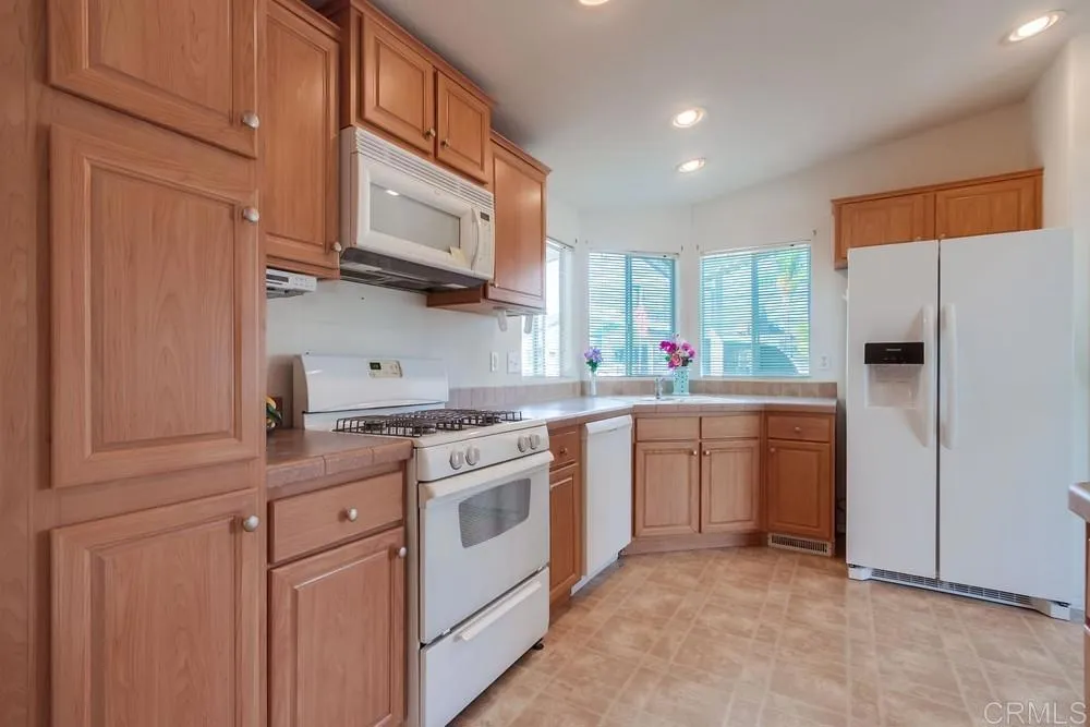 https://cdn.realtyfeed.com/cdn/127/306581410/f5b8933ff11676f8b44e435d0f50a553.webp