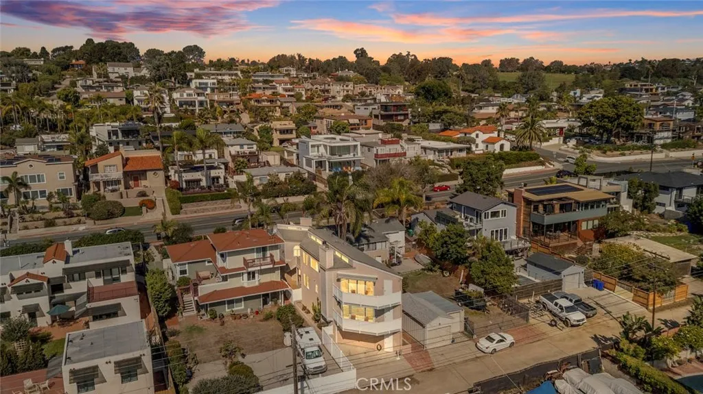 https://cdn.realtyfeed.com/cdn/127/306581763/8b1a08f73700e6008f8277a5fe32c094.webp