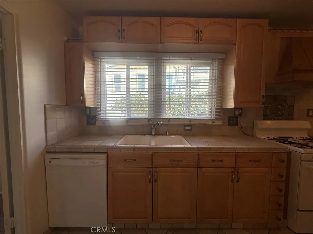 https://cdn.realtyfeed.com/cdn/127/306581800/ed73a4d87d247232610714b656d411e0.webp