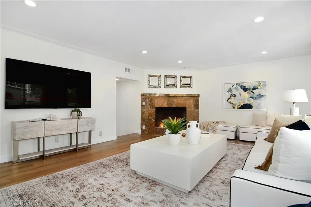 959 N Doheny Unit 205, West Hollywood, CA 90069 - Photo 4 of 25, West Hollywood, CA