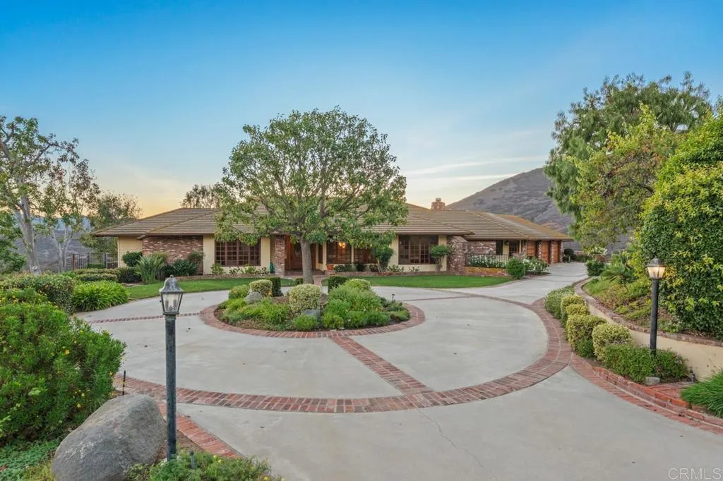 https://cdn.realtyfeed.com/cdn/127/306582890/61956c32352764f67fd7b6f47b3bca65.webp