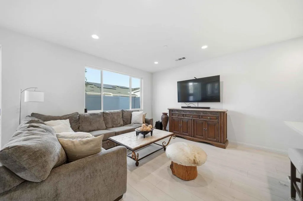 https://cdn.realtyfeed.com/cdn/127/306583069/43d295d196b4d37772a143ce561fd676.webp