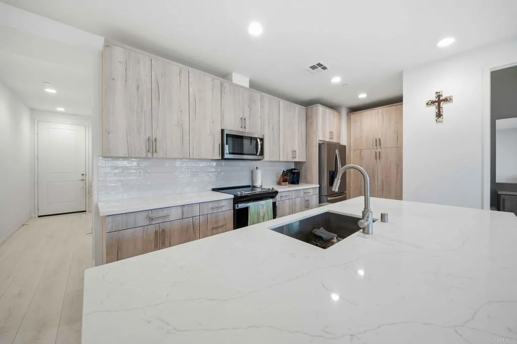 https://cdn.realtyfeed.com/cdn/127/306583069/aa2c6b687c496aada24cb94dcdbc8739.webp