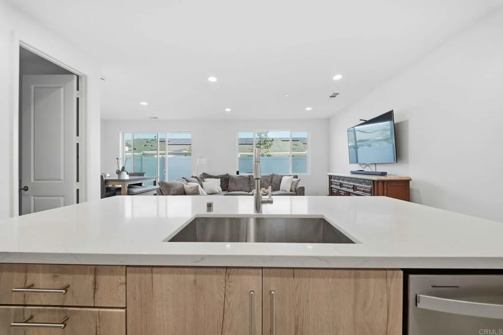 https://cdn.realtyfeed.com/cdn/127/306583069/f21c46d5ac74886c74ac1c3ab18ca4a1.webp