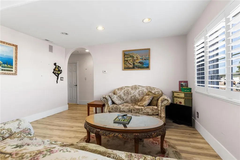 https://cdn.realtyfeed.com/cdn/127/306584650/395540aae05734a6a4f96318c2218ebe.webp