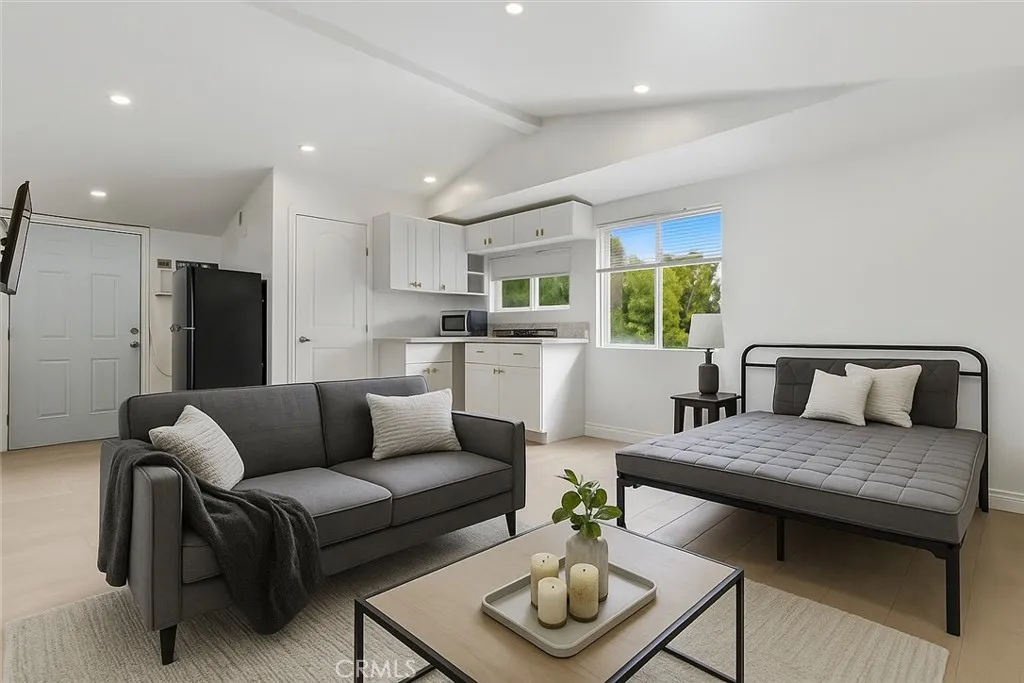 Woodland Hills, CA 91367