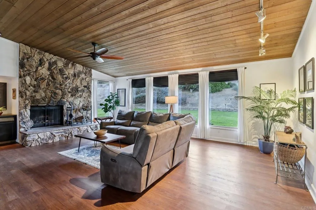 https://cdn.realtyfeed.com/cdn/127/306586040/0b53bafbff0143cd79bde939d3923a8e.webp