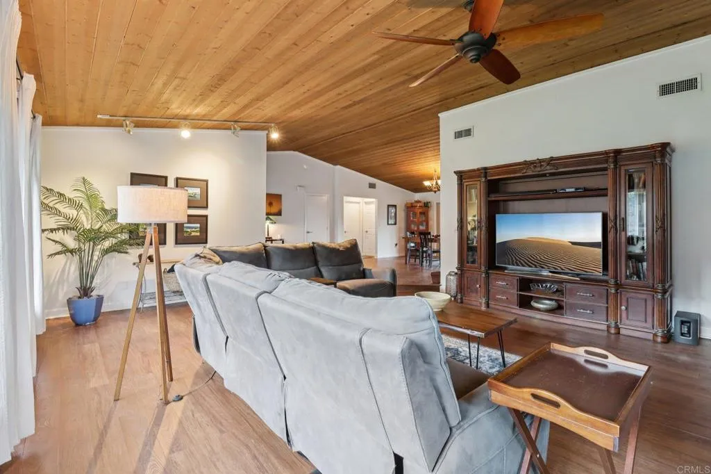 https://cdn.realtyfeed.com/cdn/127/306586040/810055b2c3ad731d153b075a7d637dff.webp