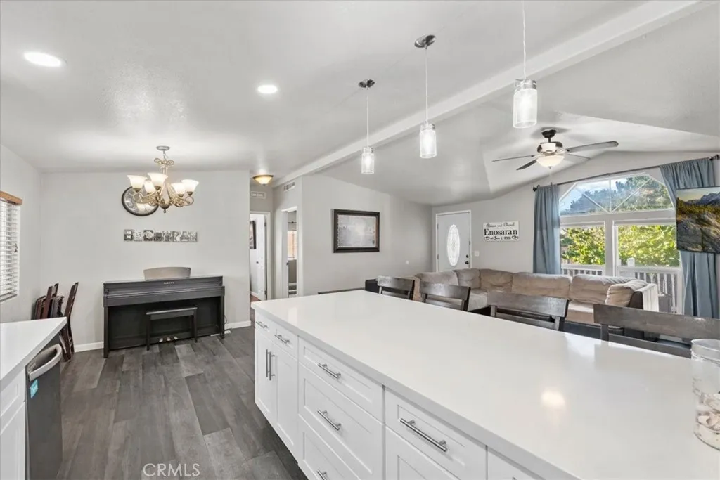 https://cdn.realtyfeed.com/cdn/127/306586109/727d1427f448f8b0c69aba7dd642b323.webp