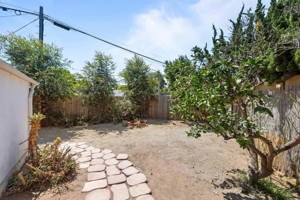 https://cdn.realtyfeed.com/cdn/127/306588103/391e770d92803c8ecbadee45a7953f76.webp