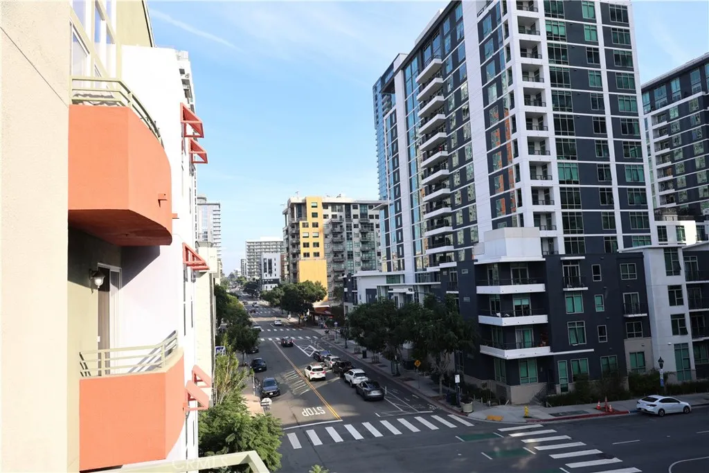 https://cdn.realtyfeed.com/cdn/127/306588216/f64e0b7b2baec5c195d2345d0349c936.webp