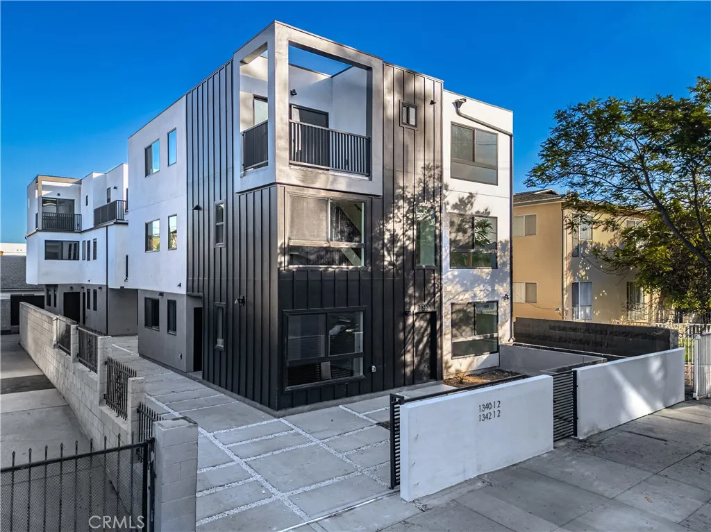 Los Angeles, CA 90027