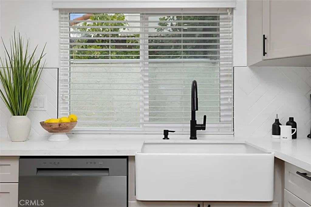 https://cdn.realtyfeed.com/cdn/127/306588503/d8bfa716cc60ff326a5b3aa319289a1b.webp