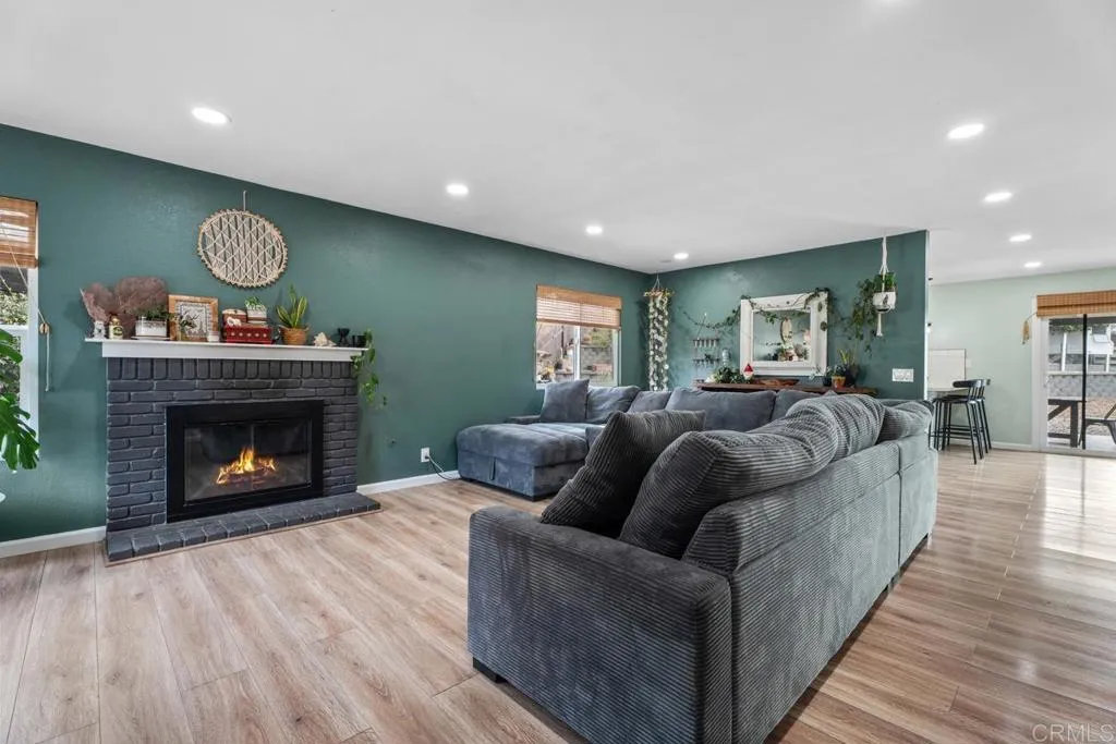 https://cdn.realtyfeed.com/cdn/127/306588591/8fd908cdb5da14473b933bdc76547597.webp
