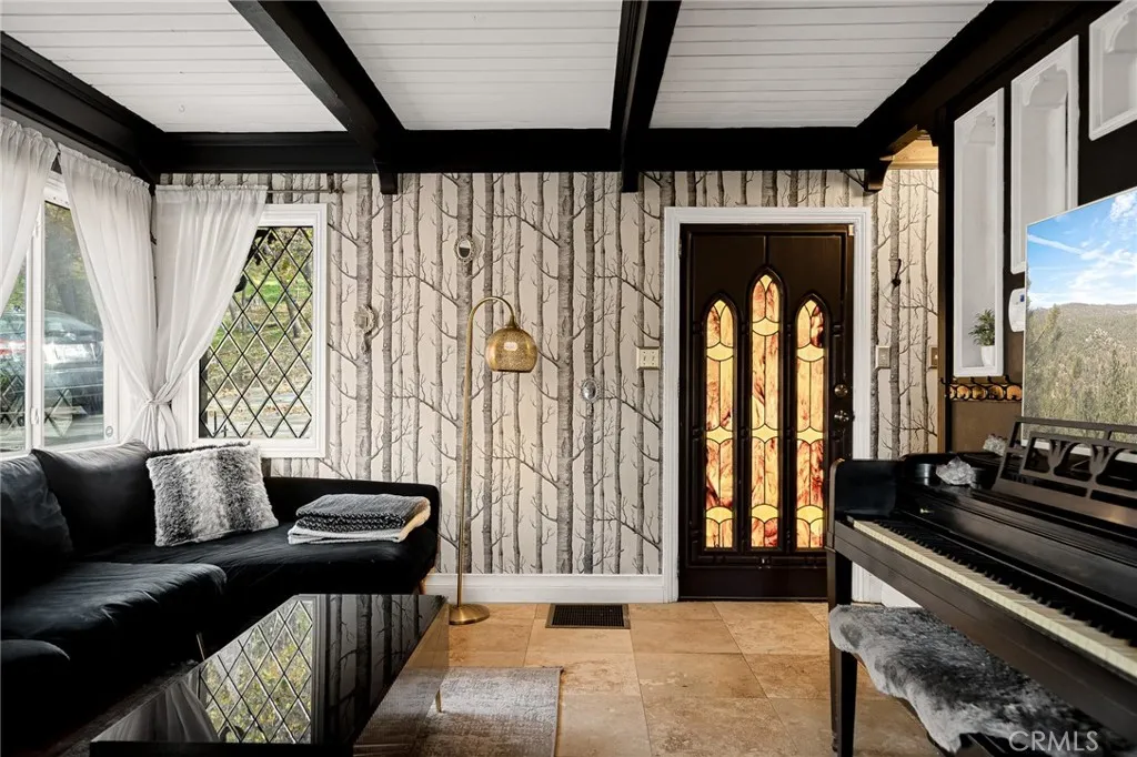 23935 Zurich, Crestline, CA 92325 - Photo 2 of 33, Crestline, CA