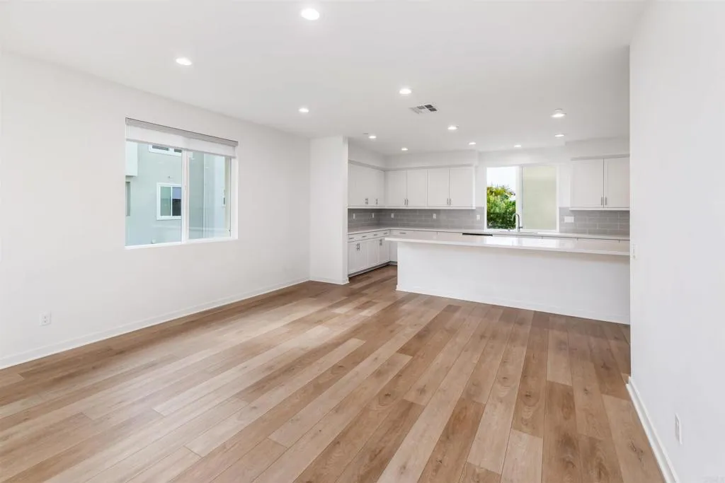 https://cdn.realtyfeed.com/cdn/127/306589077/e333c4d5e156807388264c47f8203aff.webp