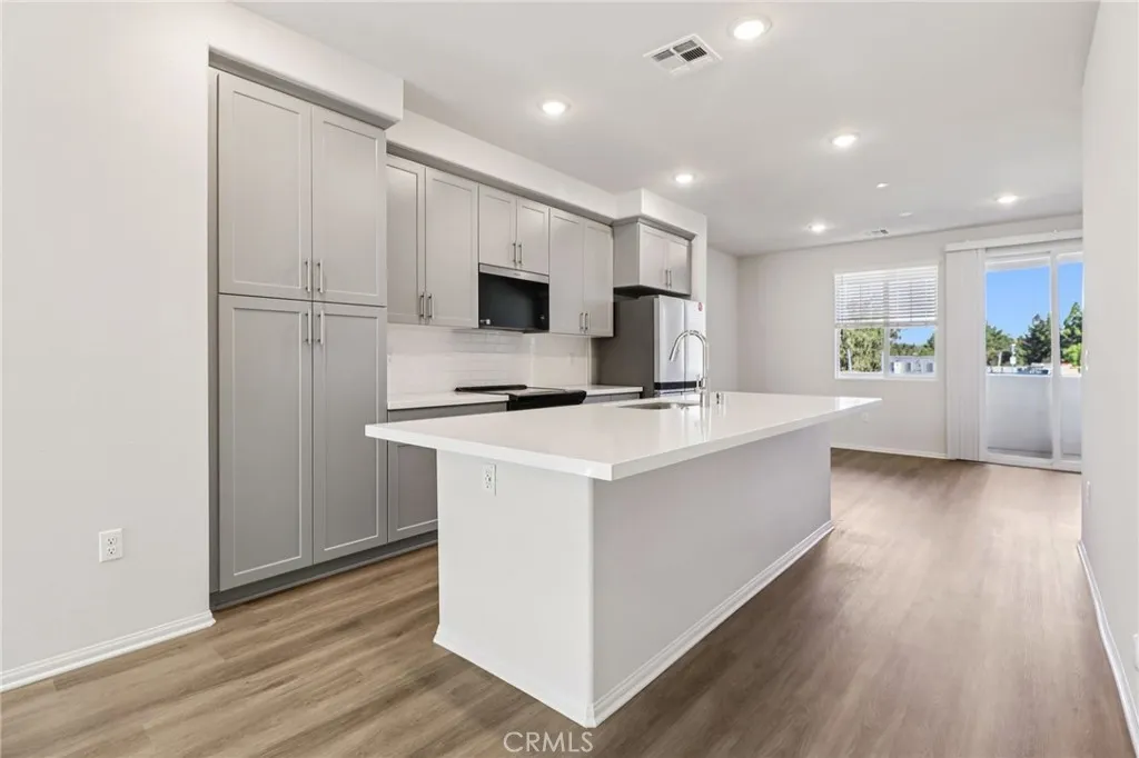 https://cdn.realtyfeed.com/cdn/127/306589791/f9f8a0f96e0feb4861b1495ff7ea7f55.webp