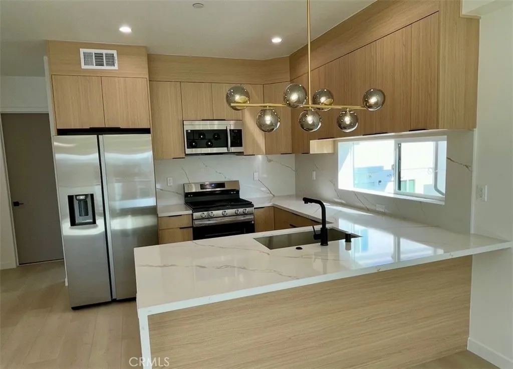 Los Angeles, CA 90037