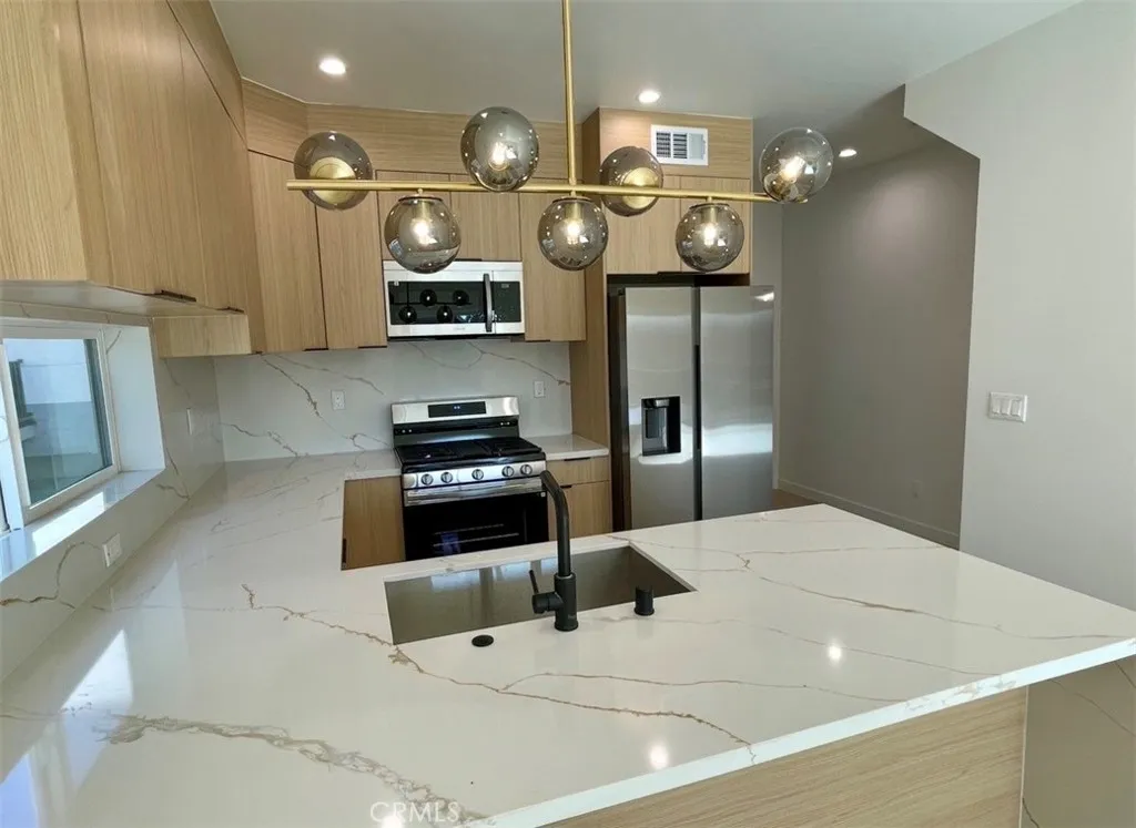 Los Angeles, CA 90037