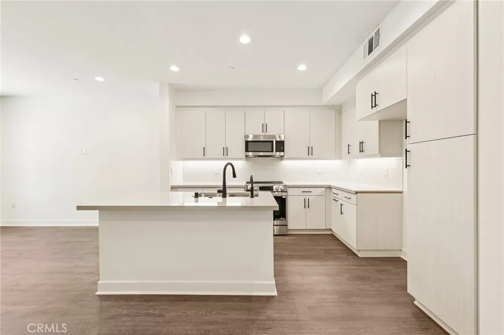 https://cdn.realtyfeed.com/cdn/127/306590667/57fb62e3034f3b266f7364ce53a8340a.webp