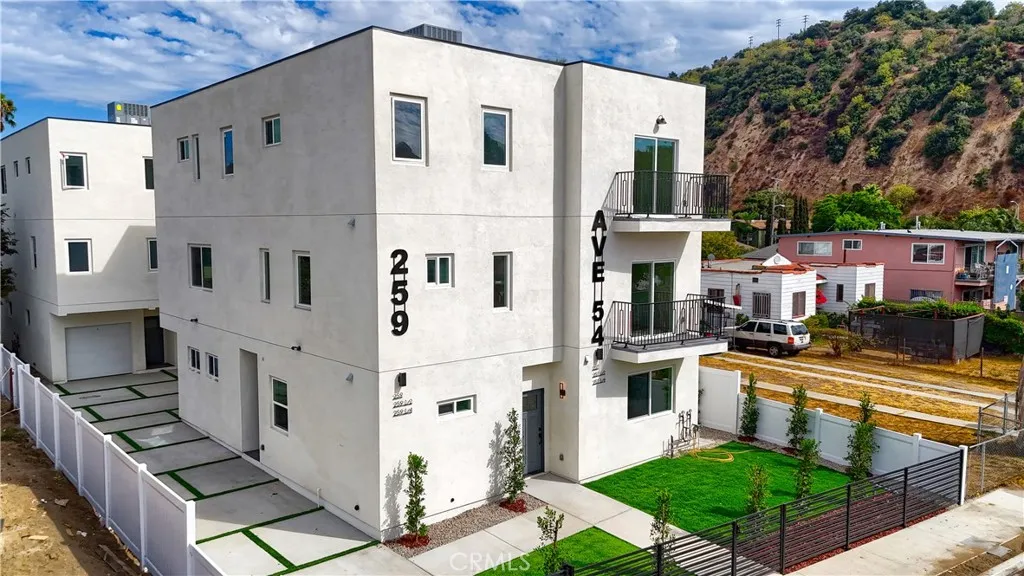 Los Angeles, CA 90042