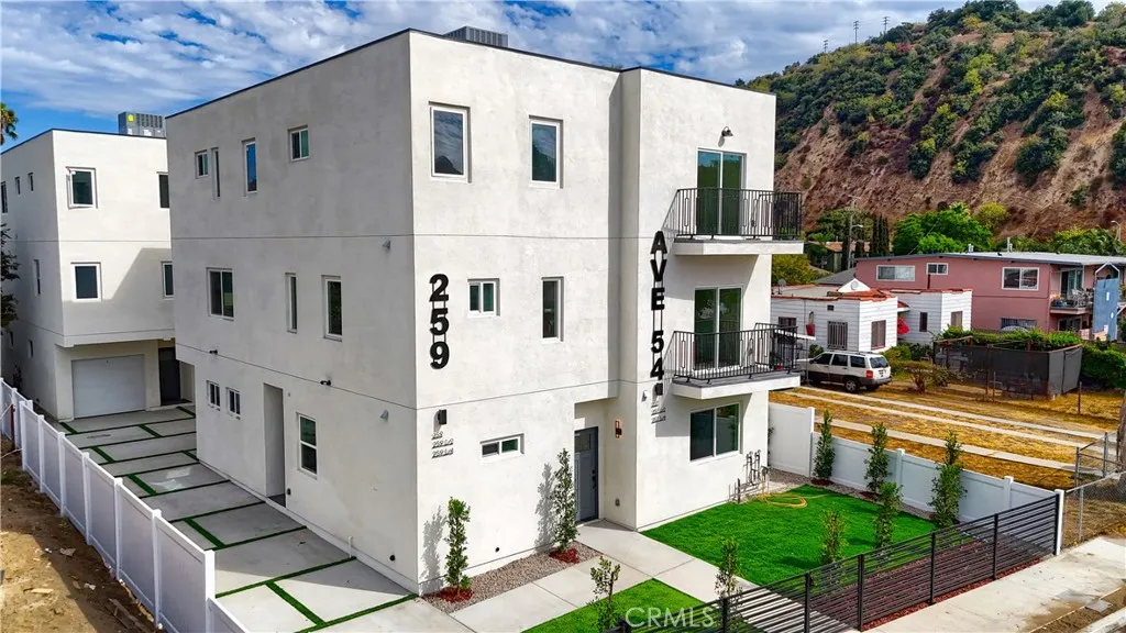 Los Angeles, CA 90042