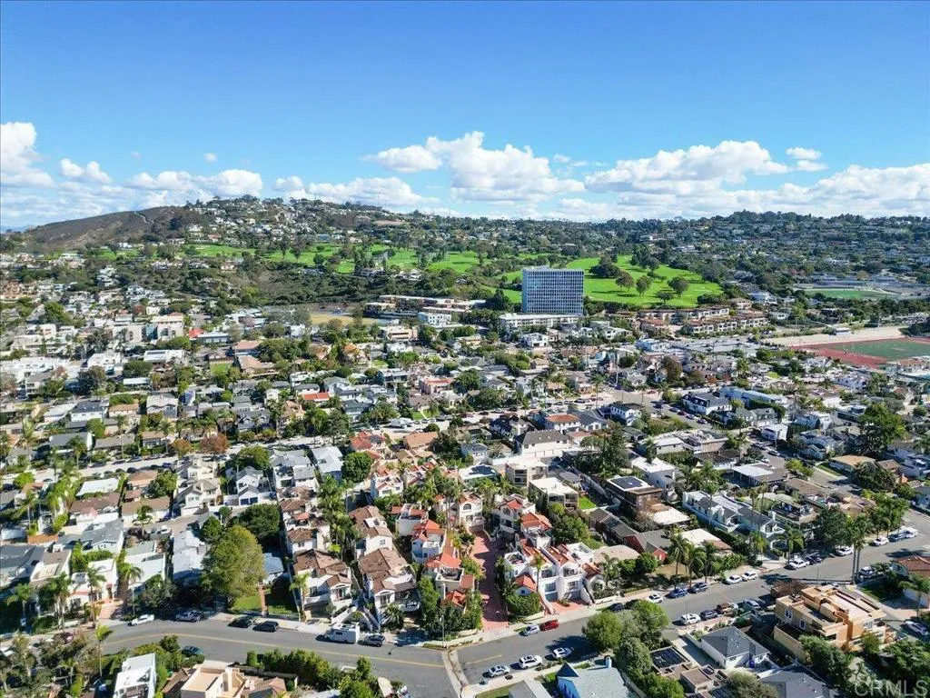 https://cdn.realtyfeed.com/cdn/127/306592236/e4885cf7bacb599a4310c106d7364bbf.webp