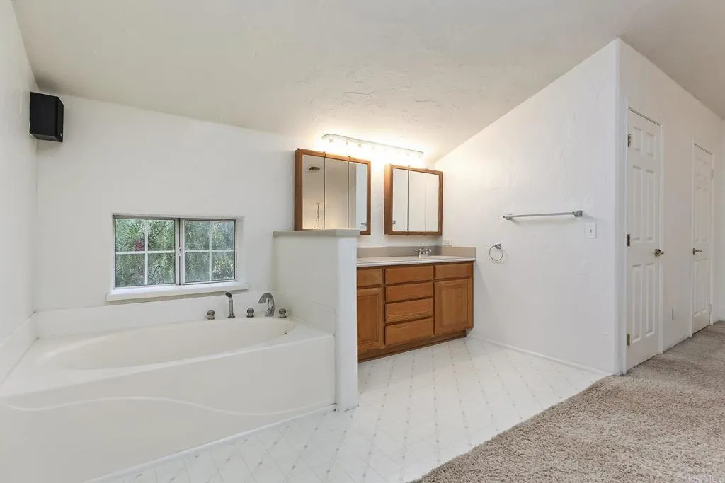 https://cdn.realtyfeed.com/cdn/127/306592342/50a8b0188594ffe19fbdf61326cbe29a.webp
