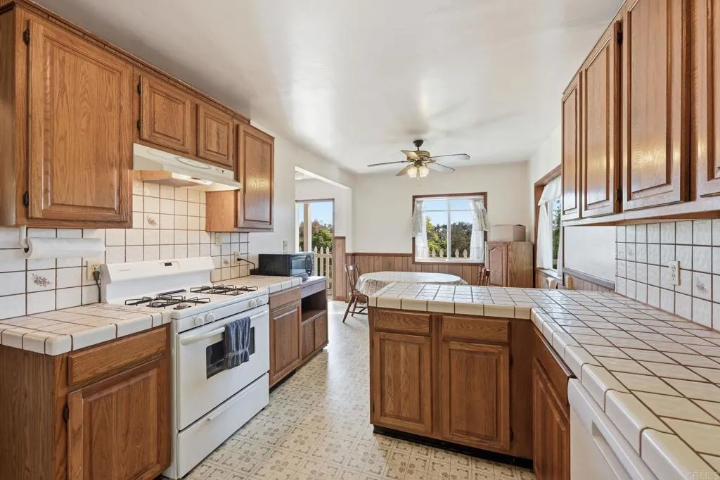 https://cdn.realtyfeed.com/cdn/127/306593214/e242e74fb67d3db2db2975ecbe51f24c.webp