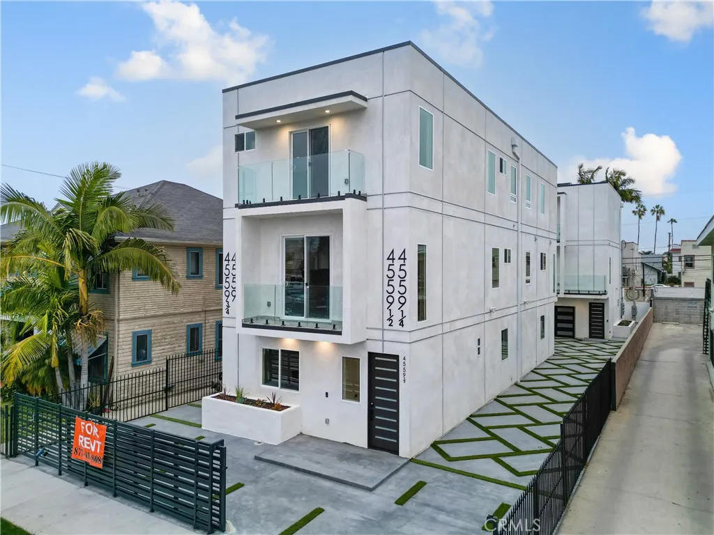 Los Angeles, CA 90019