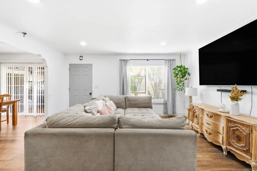 https://cdn.realtyfeed.com/cdn/127/306594229/42782ea3481c7c4b1a4f244307624ffc.webp