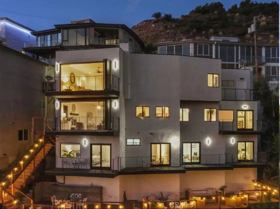 Los Angeles, CA 90068