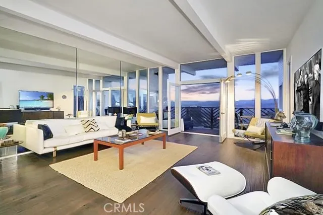 Los Angeles, CA 90068