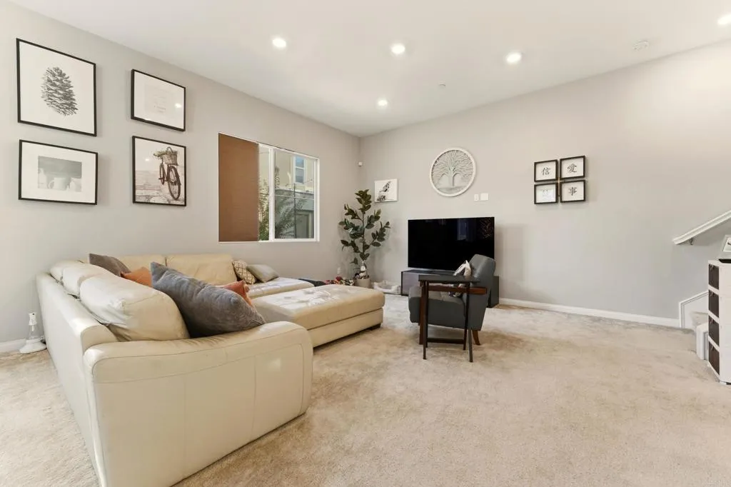 https://cdn.realtyfeed.com/cdn/127/306594755/b7f0ea015c204891956ade257316e39c.webp